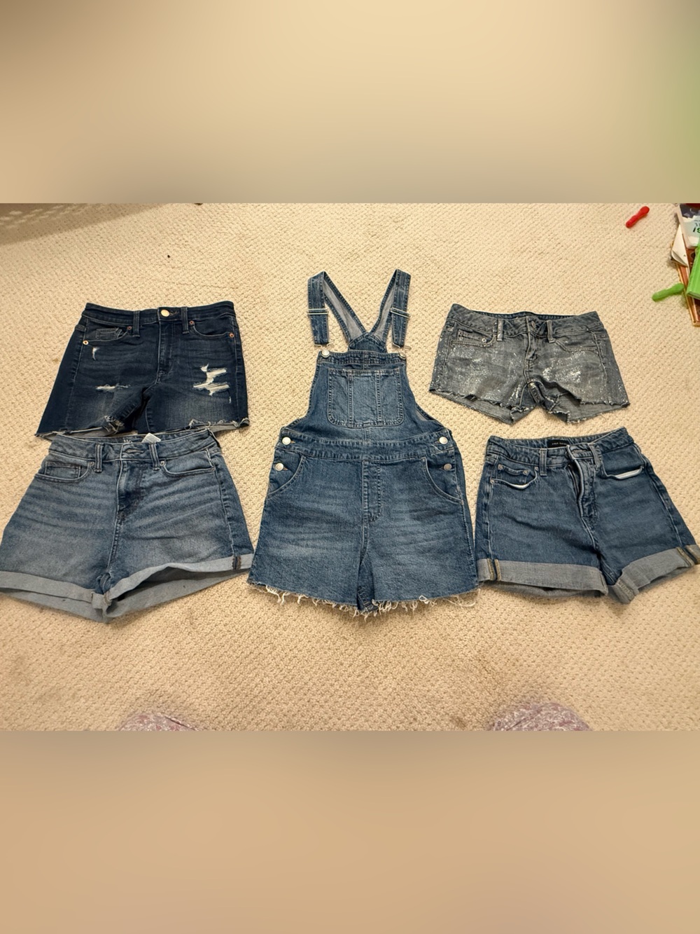 Women’s shorts lot size 2/4